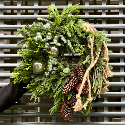 Святковий вінок із хвої у екостилі «Зелений ліс»