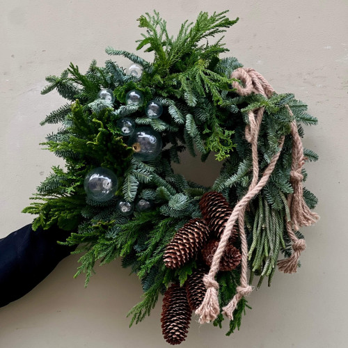 Святковий вінок із хвої у екостилі «Зелений ліс»