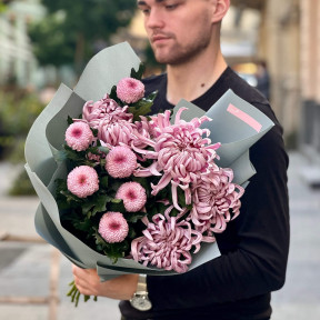 11 хризантем Vienna и Momoko в букете «Сиреневые кристаллы»