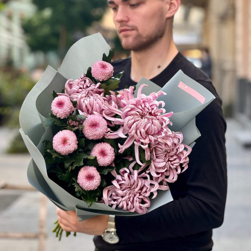 11 хризантем Vienna и Momoko в букете «Сиреневые кристаллы»