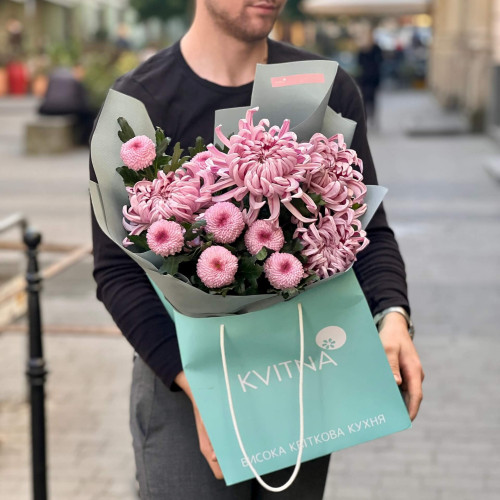 11 хризантем Vienna и Momoko в букете «Сиреневые кристаллы»