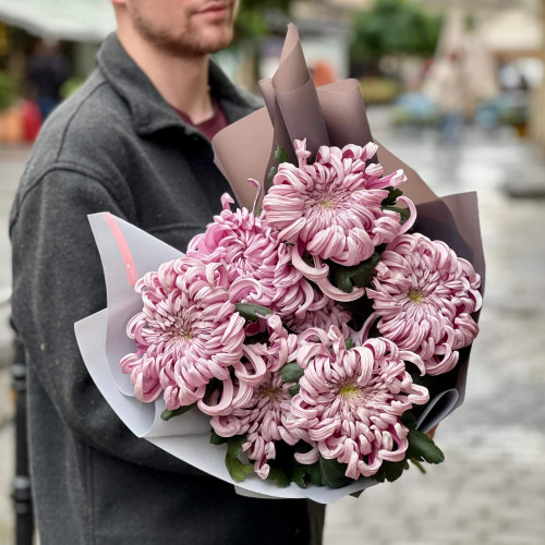 7 chrysanthemums in a bouquet «Lilac pollen»