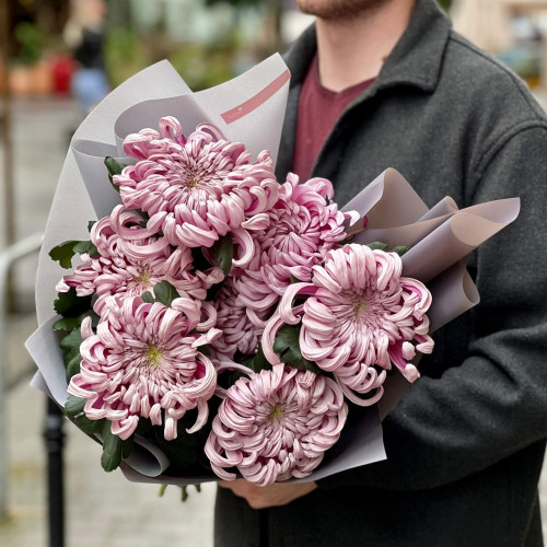 7 chrysanthemums in a bouquet «Lilac pollen»