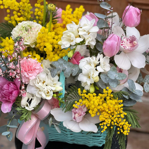 Композиція із запашних весняних квітів «Сніжно-весняна»
