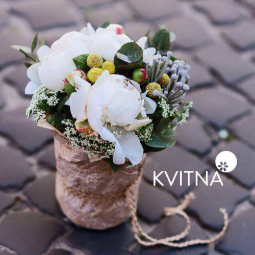 Композиция из пионов