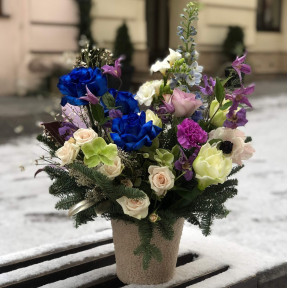 Ніжна зимова композиція «Сапфірова сніжинка»