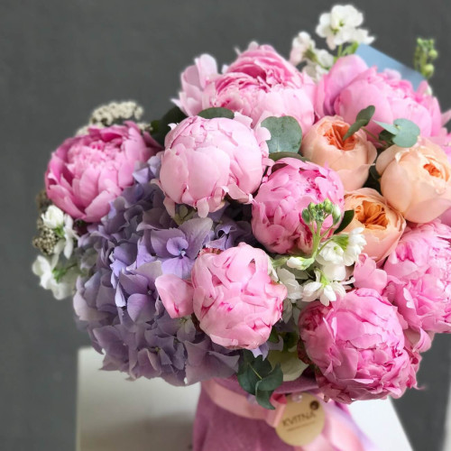 Композиція з піонів та гортензії «Міс Діор»