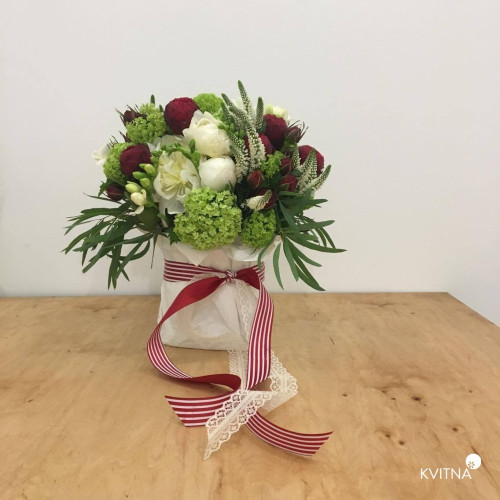 Ніжна композиція з вкрапленням пристрасної троянди Піано