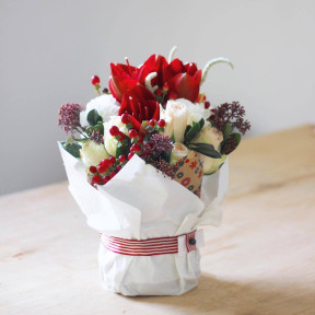 Композиція з гіппеаструмом та ягідками хіперікуму