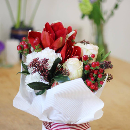 Композиція з гіппеаструмом та ягідками хіперікуму