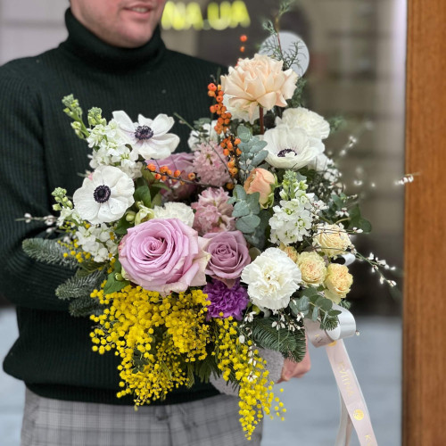 Мальовнича композиція у хутряному кашпо «Переддень весни»