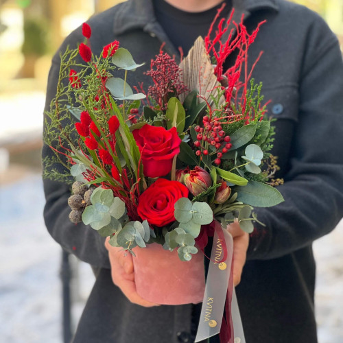 Яскрава зимова композиція з різною хвоєю «Січневий поцілунок»