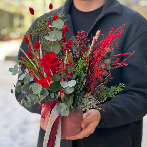 Яскрава зимова композиція з різною хвоєю «Січневий поцілунок»