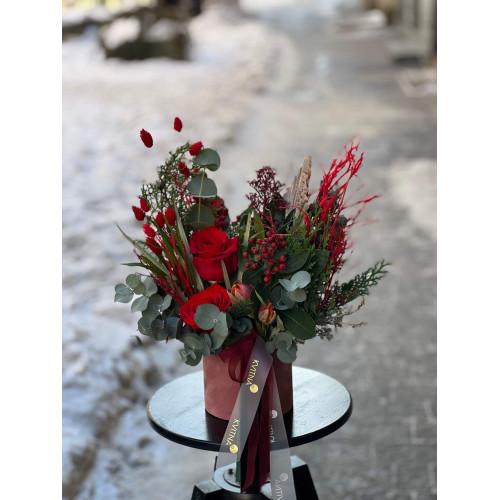 Яскрава зимова композиція з різною хвоєю «Січневий поцілунок»