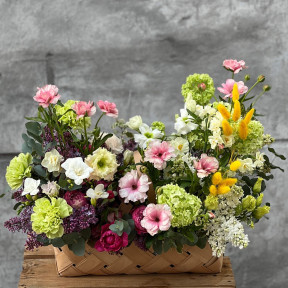 Весняна композиція з ранункулюсом Butterfly «Барвистий вітерець»