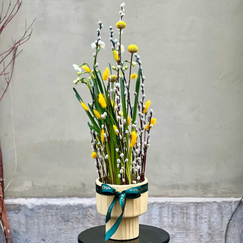 Весняна композиція з ароматними нарцисами «Сонячні зайчики»