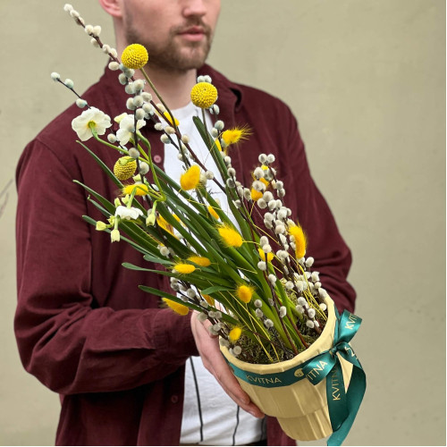 Весняна композиція з ароматними нарцисами «Сонячні зайчики»