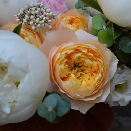 Квіткова композиція з піонами «Найстильніша»