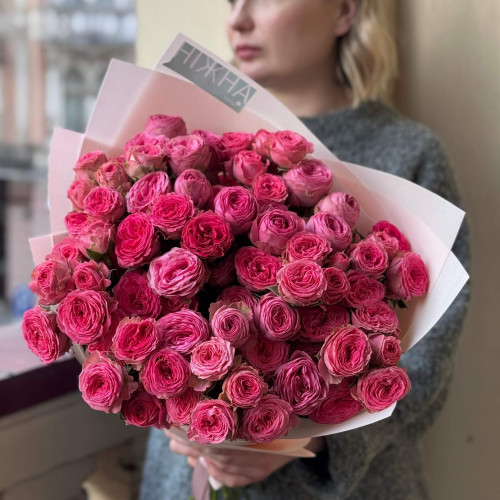 15 гілок кущової троянди Giselle у букеті «Рум'яна ягідка»