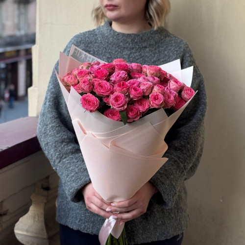 15 гілок кущової троянди Giselle у букеті «Рум'яна ягідка»