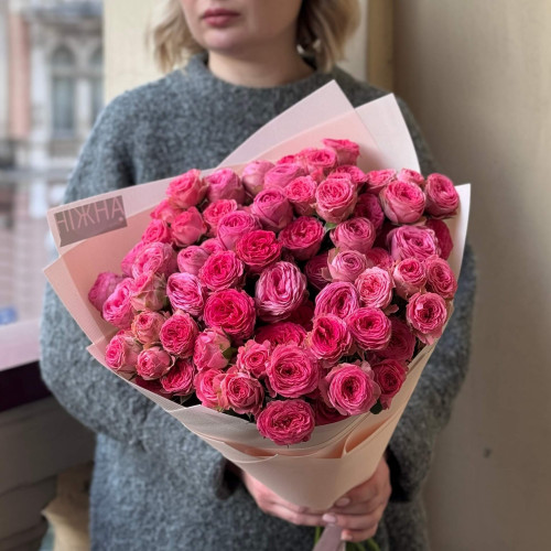 15 гілок кущової троянди Giselle у букеті «Рум'яна ягідка»