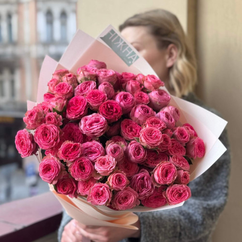 15 гілок кущової троянди Giselle у букеті «Рум'яна ягідка»