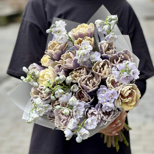 Букет з тюльпанами Vip Roses та дельфініумом «Чарівне сузірʼя»