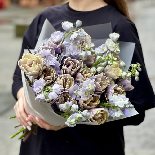 Букет з тюльпанами Vip Roses та дельфініумом «Чарівне сузірʼя»