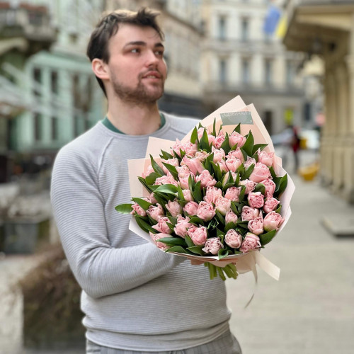 51 преміальний тюльпан сорту Dreamer у букеті «Закохана мрія»