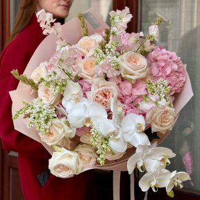 Розкішний букет у світлих тонах з гортензіями та фаленопсисом «Версальський ранок»