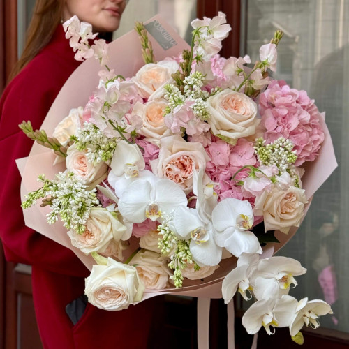 Розкішний букет у світлих тонах з гортензіями та фаленопсисом «Версальський ранок»