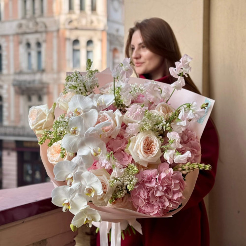 Розкішний букет у світлих тонах з гортензіями та фаленопсисом «Версальський ранок»