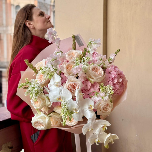 Розкішний букет у світлих тонах з гортензіями та фаленопсисом «Версальський ранок»