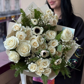 Букет з запашною геністою та анемонами «Засніжена зефірка»