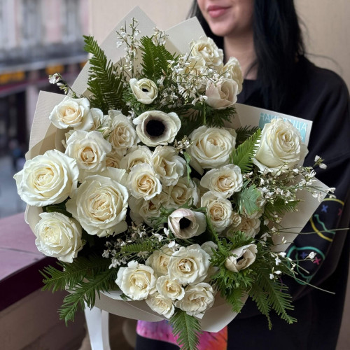 Букет з запашною геністою та анемонами «Засніжена зефірка»