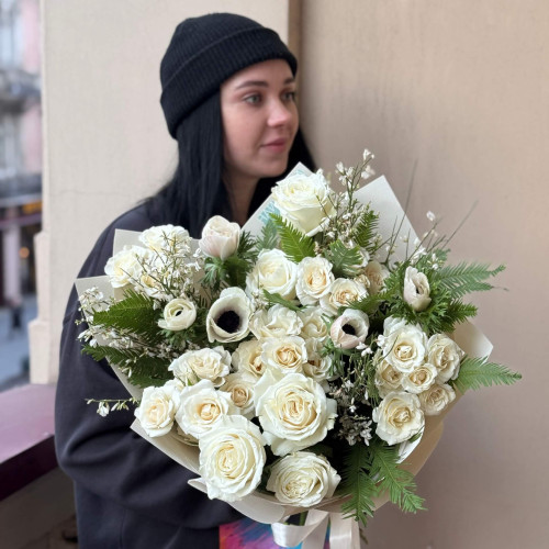 Букет з запашною геністою та анемонами «Засніжена зефірка»