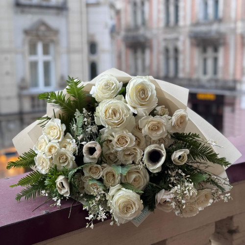 Букет з запашною геністою та анемонами «Засніжена зефірка»