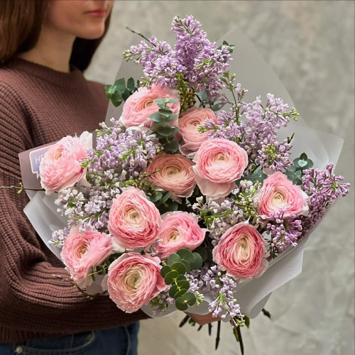 Весняний ароматний букет із ранункулюсів та бузку «Закохана ніжність»