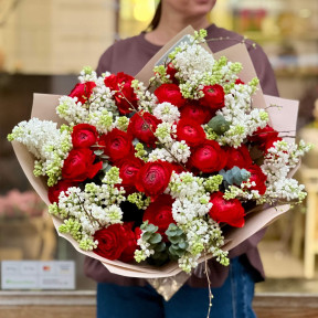 Неймовірний букет з ранункулюсів та бузку «Справжнє кохання»