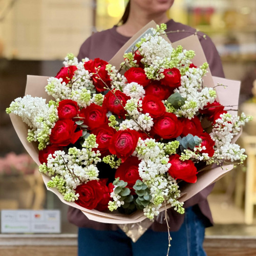 Неймовірний букет з ранункулюсів та бузку «Справжнє кохання»