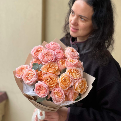 7 веток кустовой пионовидной розы Juliet в букете «Влюблённая Джульетта»