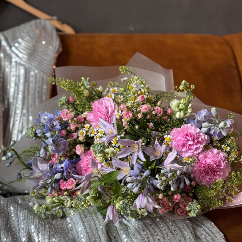 Розкішний польовий букет у відтінках картини Марка Шагала «Закохані»