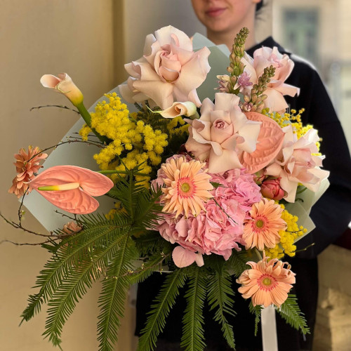 Яскравий незвичний букет «Кохання у тропіках»