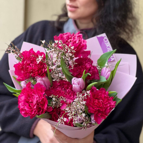 Bright bouquet with exclusive japanese ranunculus «Crimson Tokyo»