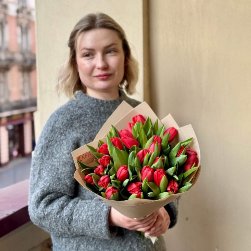 25 піоновидних тюльпанів у букеті «Багряний роман»