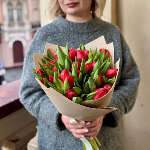 25 піоновидних тюльпанів у букеті «Багряний роман»