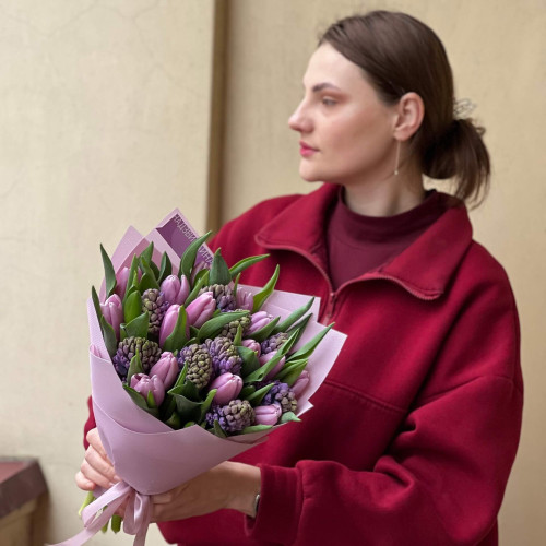 Crispy bouquet with sophisticated tulips and fragrant hyacinths «Spring Kiss»