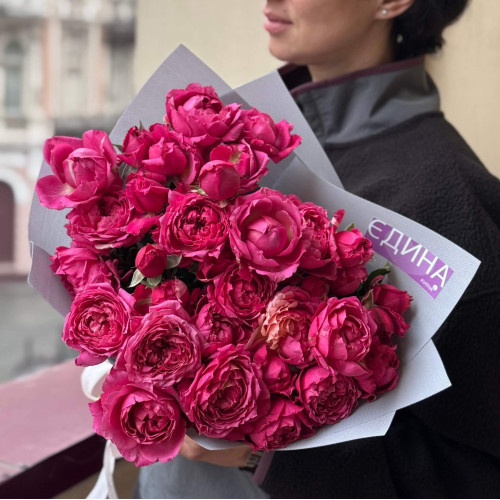 11 branches of spray roses of Jullietta Raspberry variety in a bouquet «Raspberry Caress»