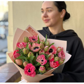 Яскравий весняний букет з тюльпанами та анемонами «Ягідна галявинка»