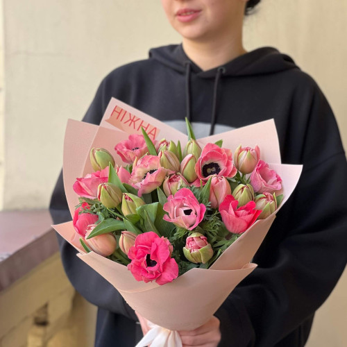 Яскравий весняний букет з тюльпанами та анемонами «Ягідна галявинка»